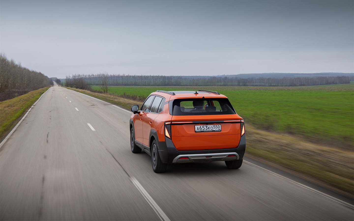 На шоссе&nbsp;Evolute i-Joy прекрасно держит прямую. По паспорту автомобиль способен разгоняться до 160 км/ч. Впрочем,&nbsp;как и любой другой электрокар, этот малыш не любит быструю езду;&nbsp;запас энергии в аккумуляторе емкостью&nbsp;51,87&nbsp;кВт∙ч расходуется быстро