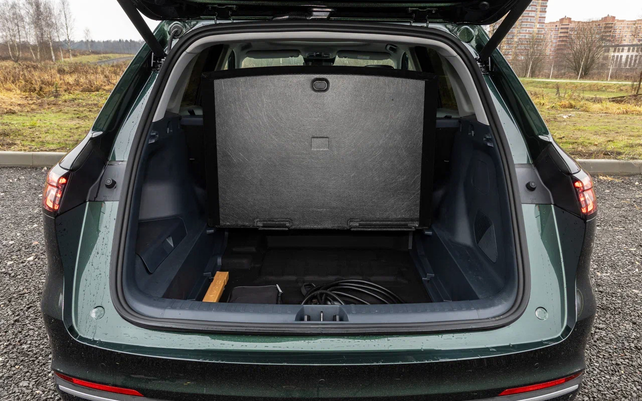 Уровень фальшпола в багажнике Geely EX5 EM-i можно регулировать: доступно две позиции