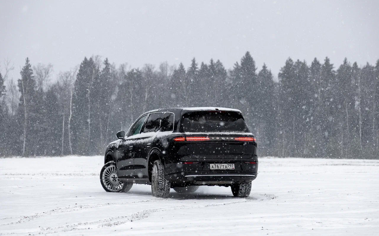 Несмотря на впечатляющую длину,&nbsp;Voyah Taishan отлично маневрирует: благодаря довороту&nbsp;задних&nbsp;колес, радиус разворота удалось уложить в&nbsp;5,4 метра&nbsp;&nbsp;