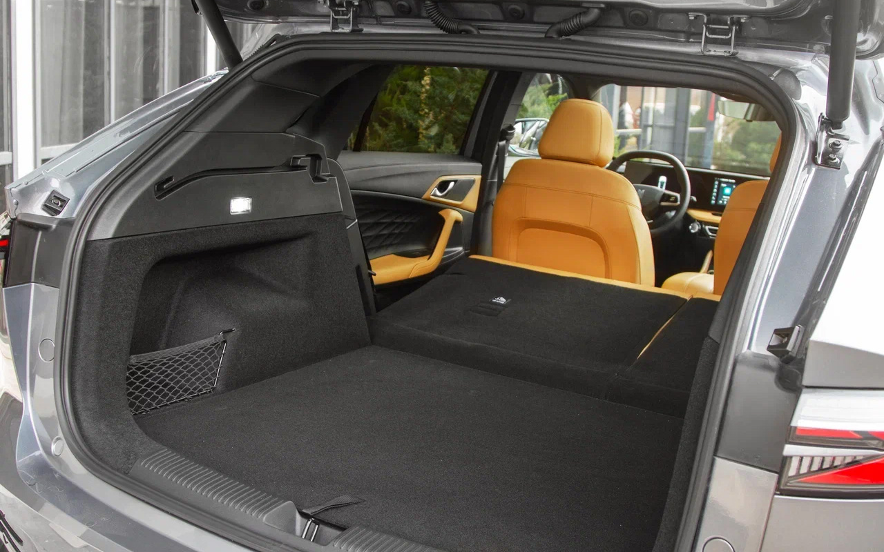 Максимальный грузовой объем &mdash; 1484 л. Лючок для длинномеров? &mdash; нет, китайцы не слышали