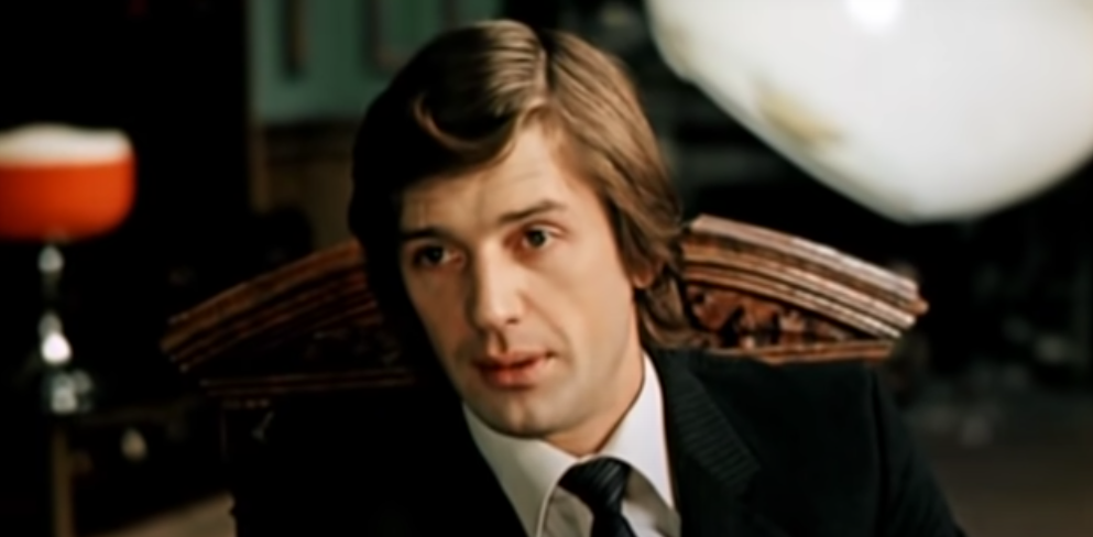 Через минуту укладка на голове заметно изменилась, кадр из фильма «Ищите женщину»