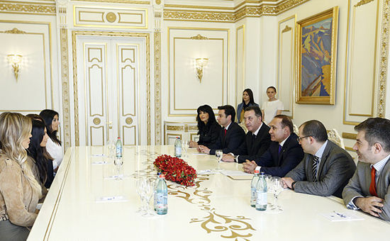 Члены семьи Кардашьян на встрече с премьер-министром Армении Овиком Абрамяном