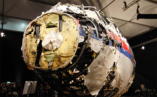Фрагменты лайнера Boeing 777 Malaysia Airlines (рейс MH17) на военной базе в Нидерландах