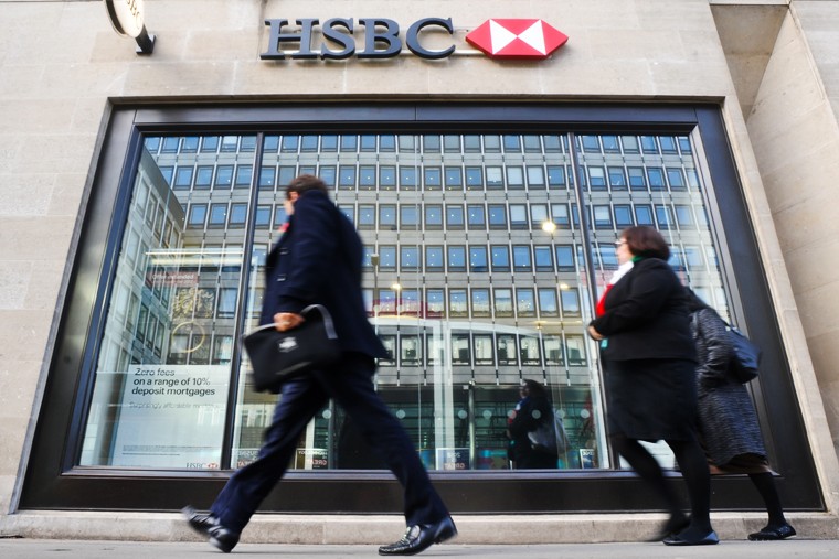 HSBC Штраф: $1,92 млрдКрупнейший европейский банк Европы британский HSBC в декабре 2012г. заплатил почти 1,3 млрд долл. по уголовному делу и еще $665 млн в качестве административного штрафа. HSBC обвинялся в проведении транзакций от лица клиентов на Кубе, в Иране, Ливии и Бирме – против всех этих стран действуют санкционные программы США. Федеральные власти также обвиняли банк в помощи мексиканским наркокартелям отмывать деньги через финансовую систему США на общую сумму около $881 млн.