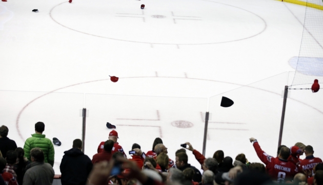 В честь Овечкина зрители побросали кепки на лед - такое делают, когда хоккеист оформляет хет-трик