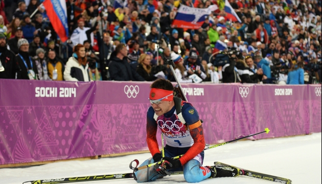 Россиянин Евгений Гараничев после финиша в индивидуальной гонке биатлонистов, принесшей ему олимпийскую бронзу 
