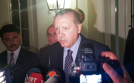 Президент Турции Реджеп Эрдоган общается с&nbsp;прессой в&nbsp;Мармарисе
