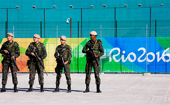 Бразильские солдаты патрулируют олимпийский парк в Рио-де-Жанейро


