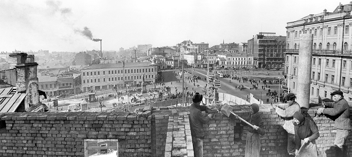 Бригада каменщиков Власова на строительстве жилого дома № 17 на Тверской улице. 15 апреля 1940 года