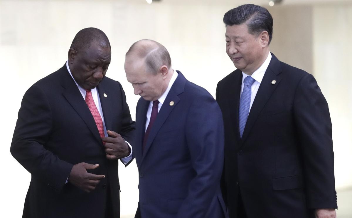 Президент ЮАР Сирил Рамафоза, президент России Владимир Путин, председатель КНР Си Цзиньпин (слева направо) на саммите БРИКС в Бразилии