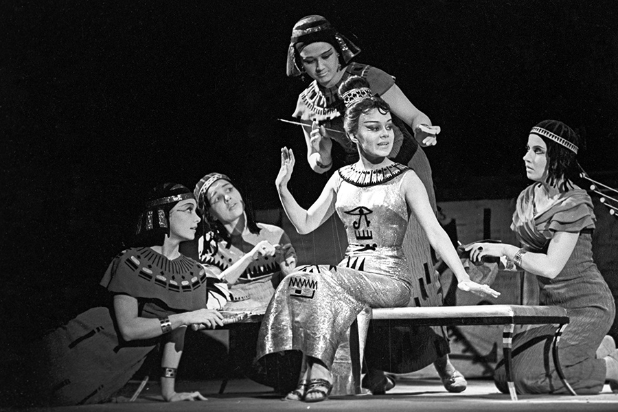 Нина Дробышева в роли Клеопатры (в центре) в спектакле по пьесе Бернарда Шоу &laquo;Цезарь и Клеопатра&raquo;, 1964&nbsp;г.