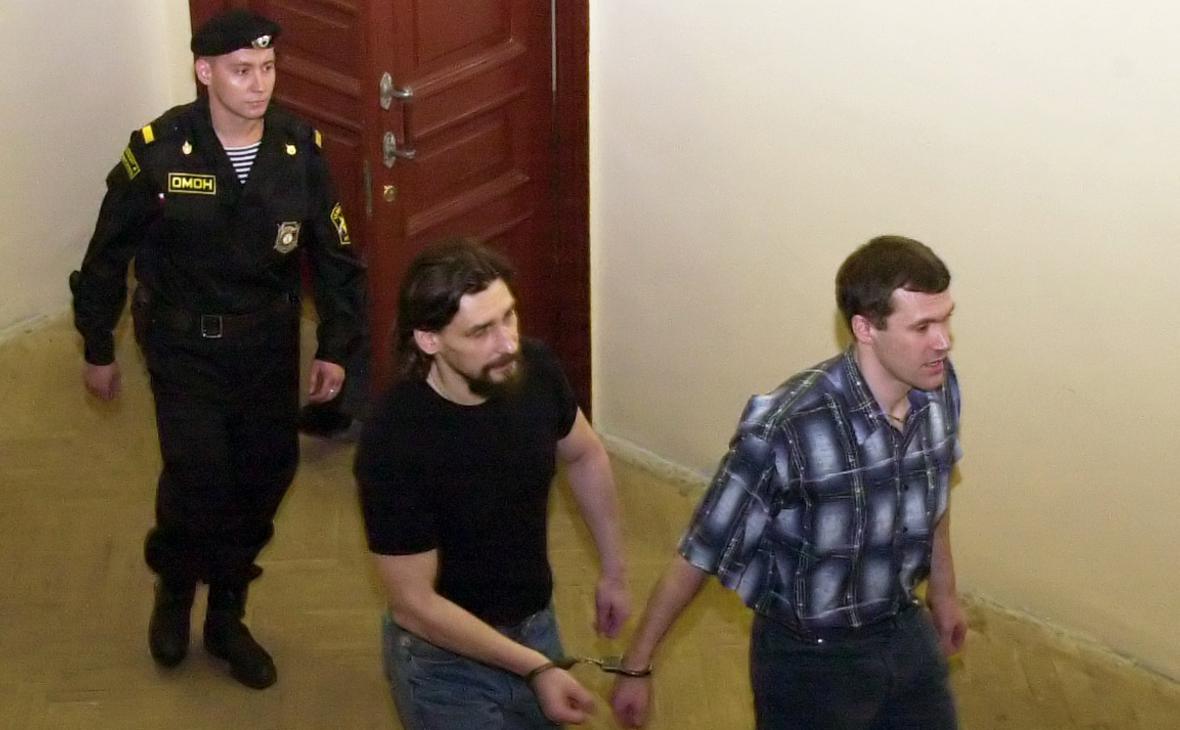 Признанные виновными в убийстве депутата Госдумы РФ Галины Старовойтовой Юрий Колчин и Виталий Акишин (на первом плане слева направо)