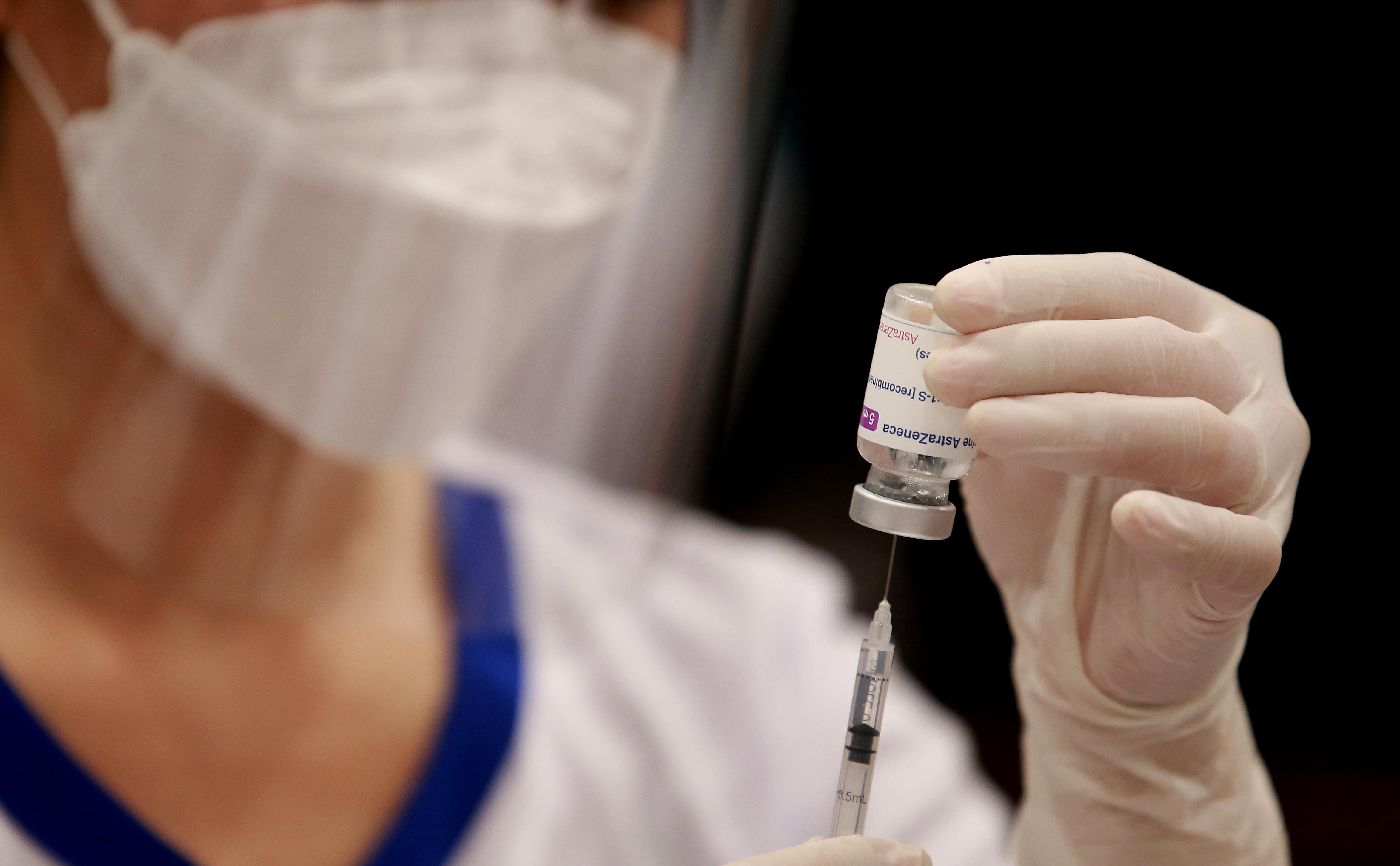 AstraZeneca впервые признала, что ее вакцина может вызвать тромбоз