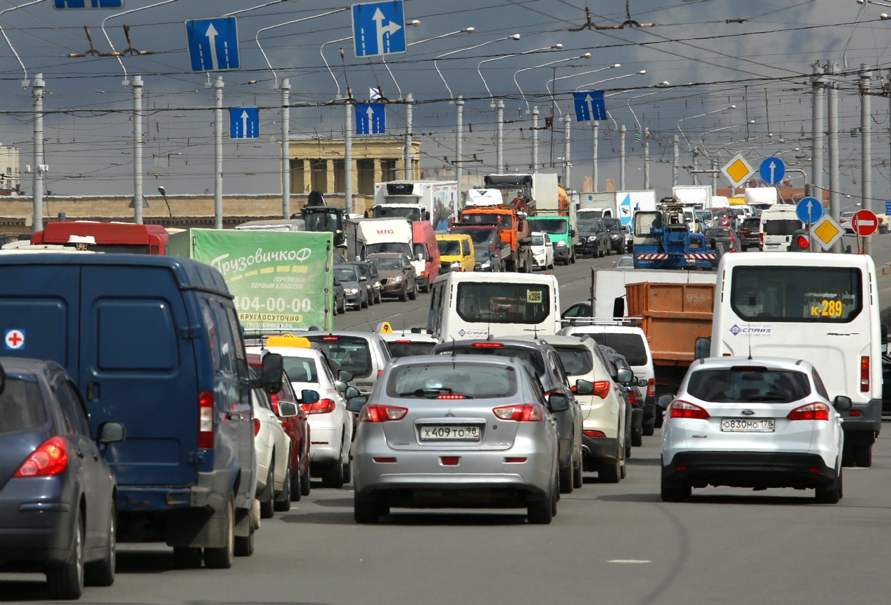 Пробка на мосту Александра Невского в Санкт-Петербурге
