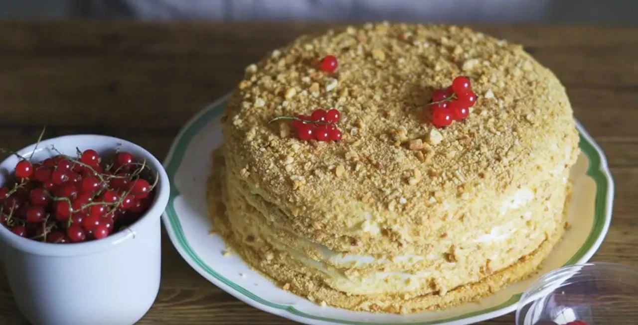 Выложите на медовик ягоды