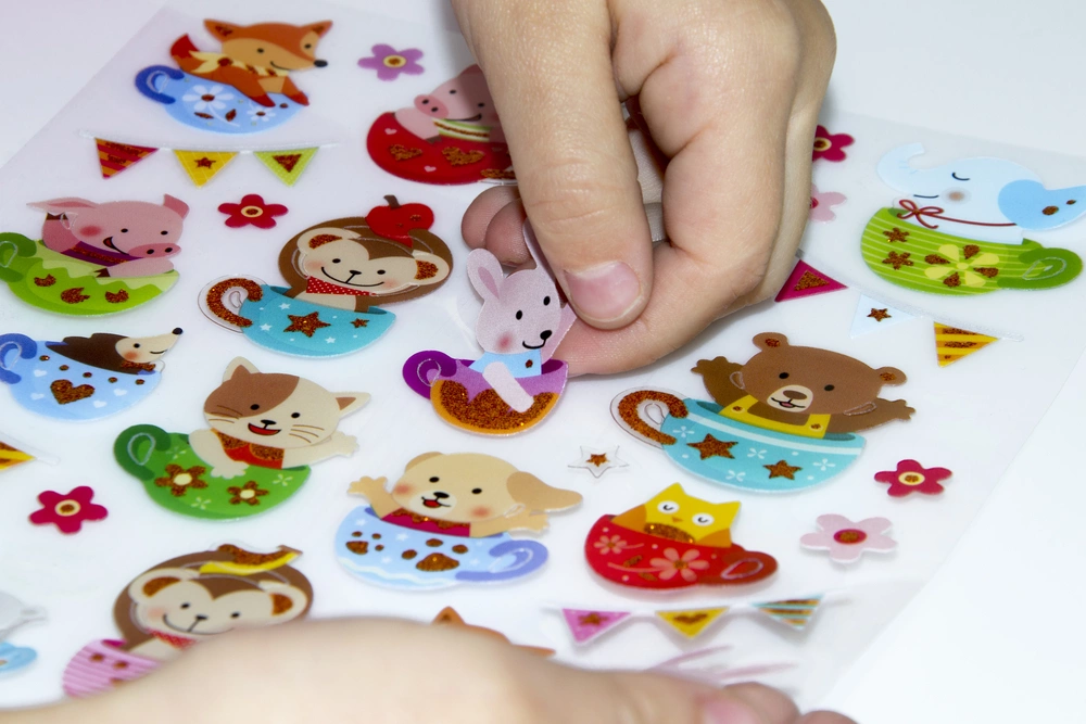 Всем детям, которые отгадывали загадки, можно вручить небольшой подарок, например наклейки