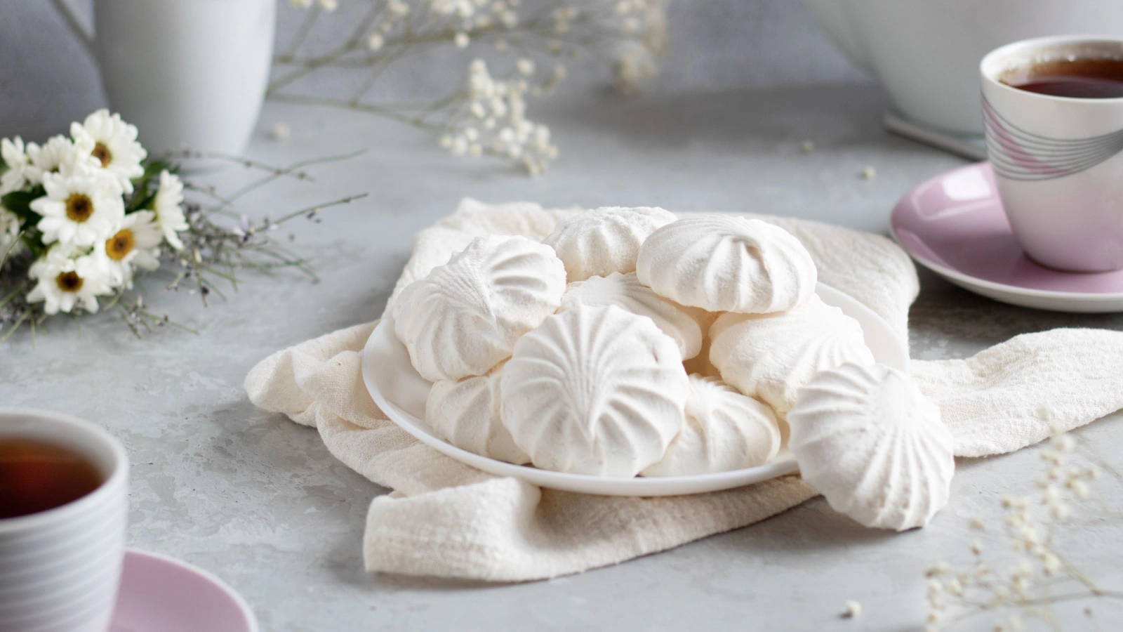 Зефир лучше всего подавать свежим, с чашкой горячего чая или какао