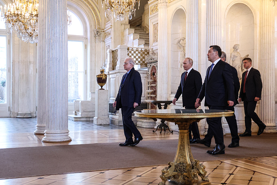 Гости также посетили Гербовый зал, где осмотрели скульптурные группы древнерусских воинов со знаменами, и Николаевский зал, где проходит выставка &laquo;Искусство портрета. Личность и эпоха&raquo;.

Во время экскурсии Пиотровский обратил отдельное внимание гостей на фотографию осколка последнего снаряда, попавшего в Зимний дворец 2 января 1944 года, и место его попадания, которое свидетельствует о повреждениях музея во время Великой Отечественной войны.