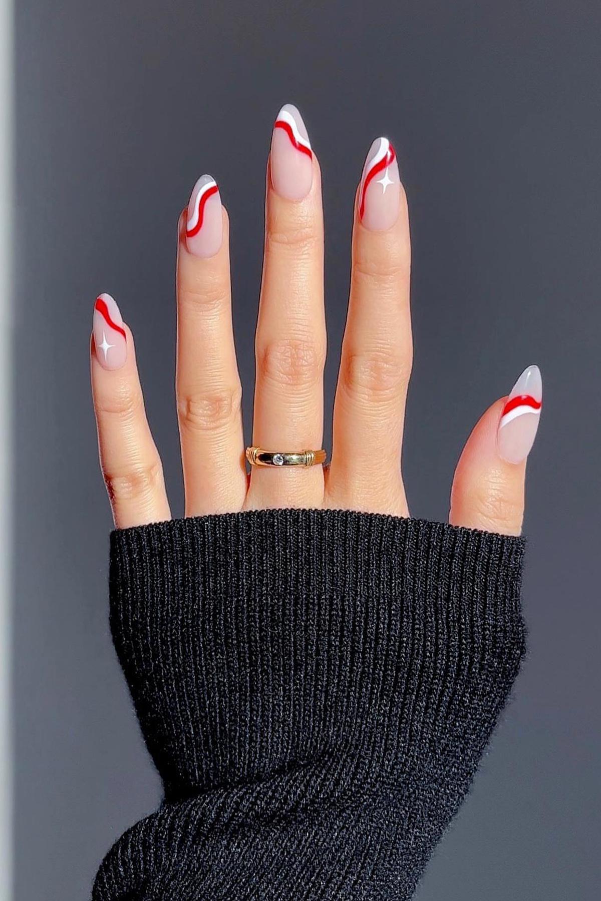 Молочный фон с красными акцентами делает маникюр аккуратным и свежим