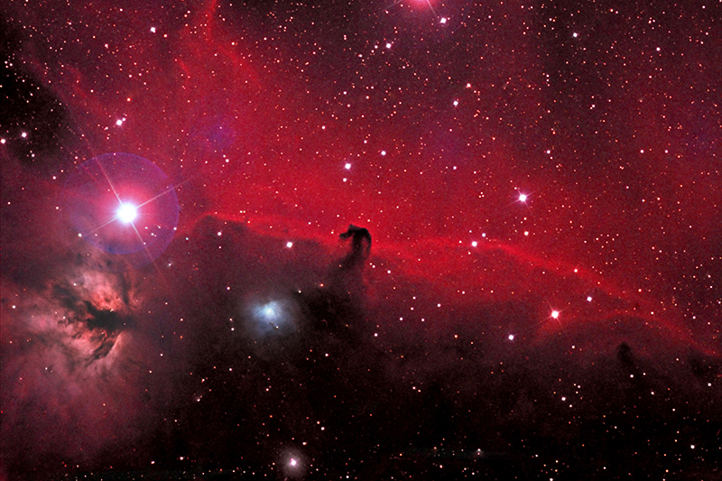 Одна из&nbsp;самых знаменитых туманностей звездного неба&nbsp;&mdash; Конская Голова в&nbsp;созвездии Ориона. Она&nbsp;видна как темное пятно в&nbsp;форме конской головы на&nbsp;фоне красного свечения, которое объясняется ионизацией водородных облаков, расположенных за&nbsp;туманностью

