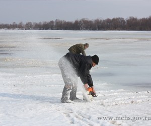 На реках Петербурга начинают вскрывать лед