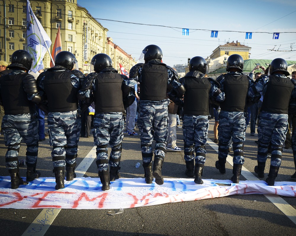Сотрудники правоохранительных органов во время акции "Марш миллионов" на Болотной площади