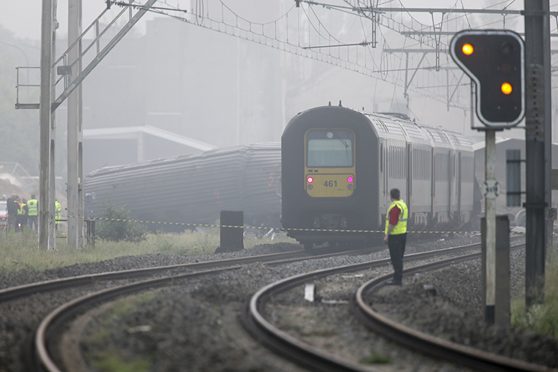 На месте столкновения пассажирского поезда с грузовым составом в Бельгии, 6 июня 2016 года



