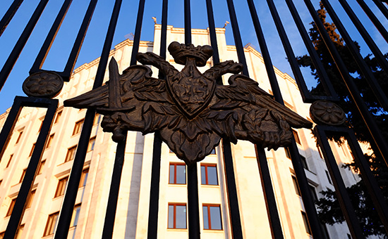 Герб на ограде здания Министерства обороны РФ


