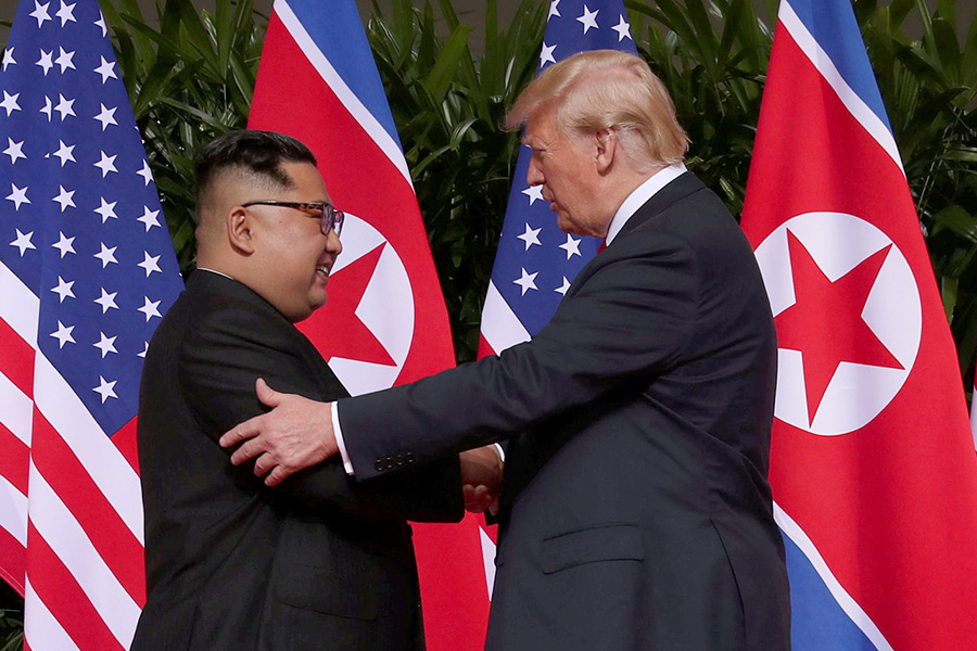 Встреча глав США и КНДР началась с рукопожатия