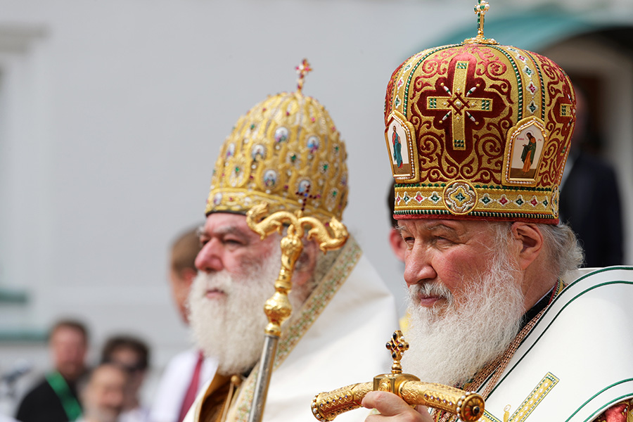 Патриарх Московский и всея Руси Кирилл (справа) и патриарх Александрийский и всея Африки Феодор II (слева) в Москве