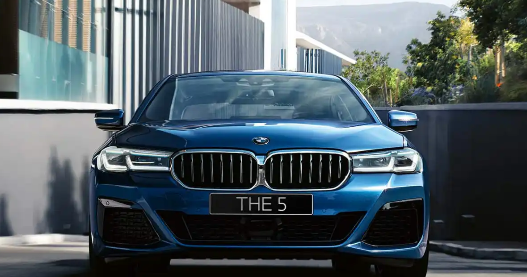 Это BMW X5. По сравнению с X3 решетка стала шире и выше