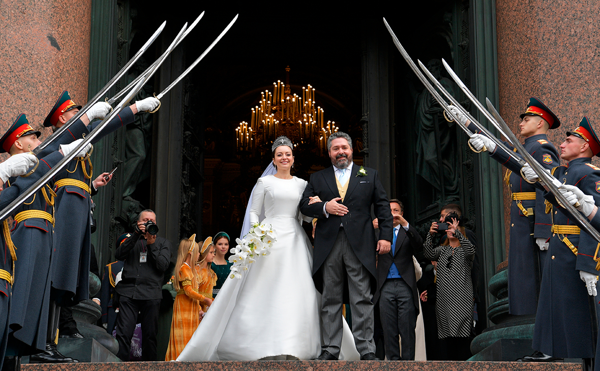 Георгий Романов и Ребекка Беттарини во время венчания