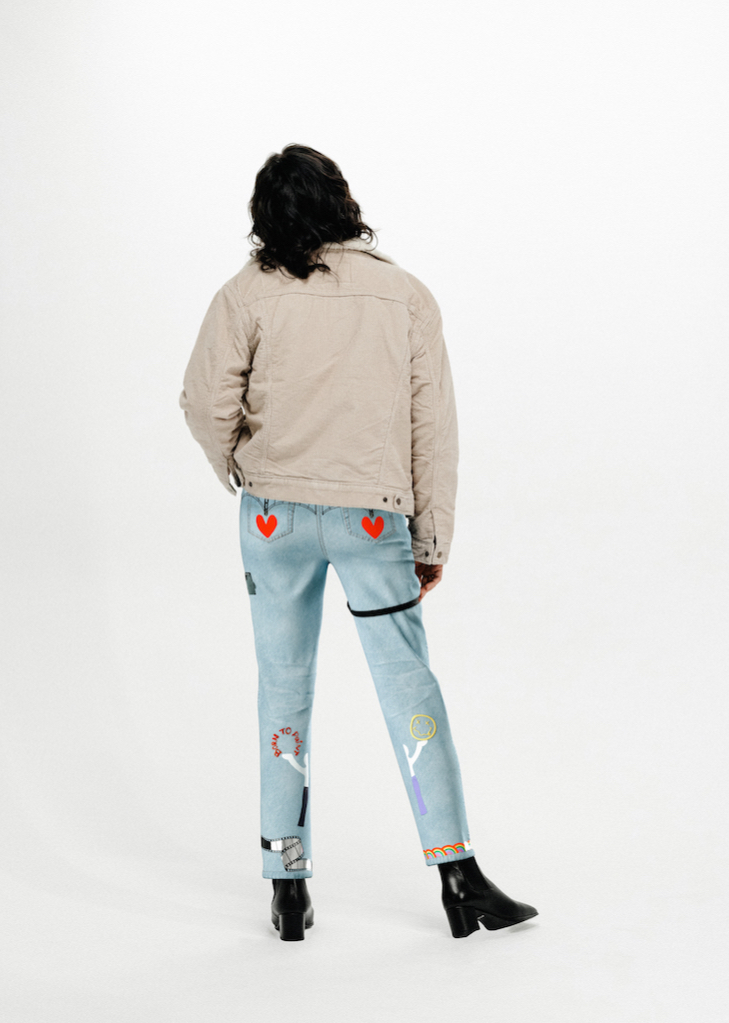 Кристина Исигуро в виртуальных джинсах Levi&#39;s