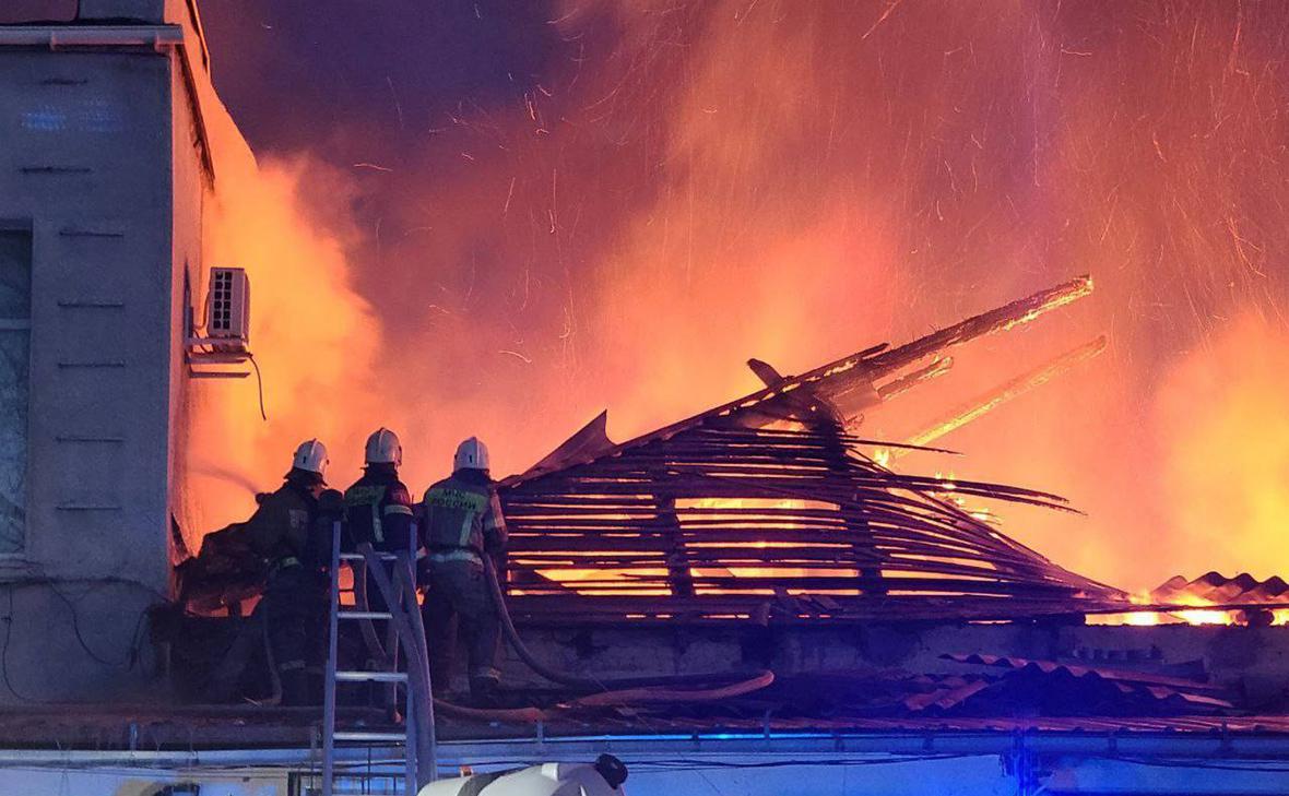 В Симферополе пожар на складе охватил площадь 1 тыс. кв. м