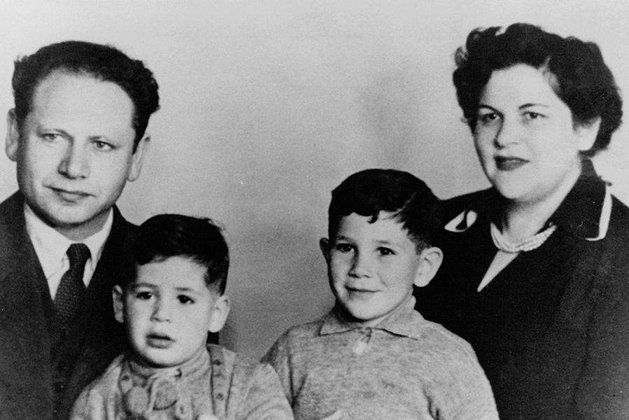 Биньямин Нетаньяху в детстве с родителями и братом