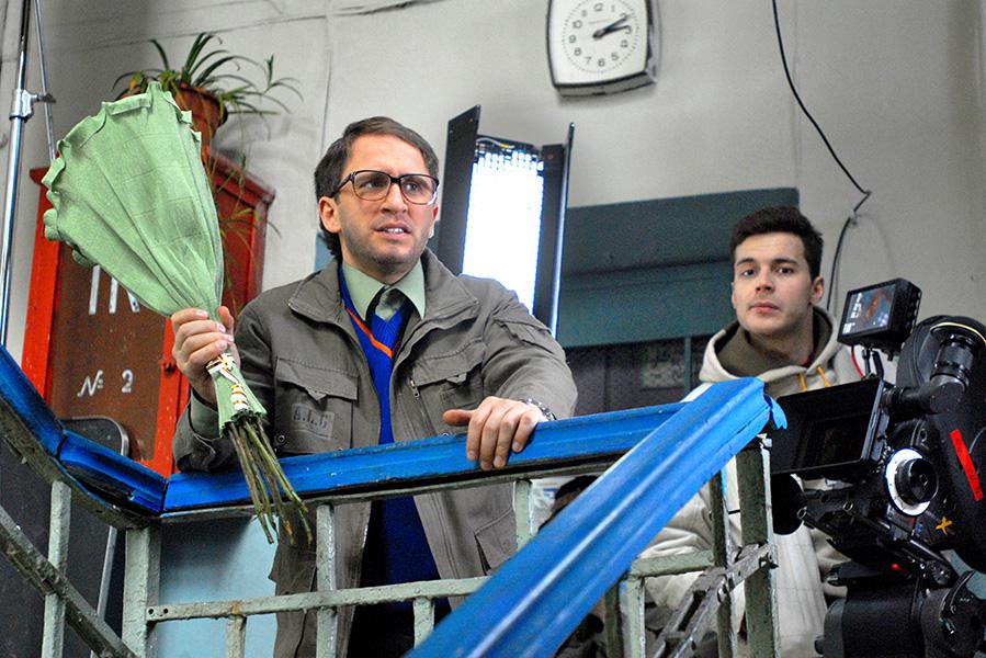 Оскар Кучера во время съемок сцены из фильма Романа Доронина &laquo;Парадокс&raquo;, 2007 год