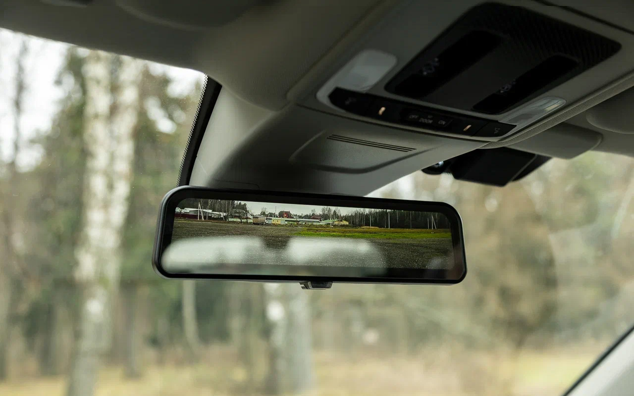 Изображение с камеры сильно&nbsp;бликует, а расстояние до предметов сзади определить довольно сложно