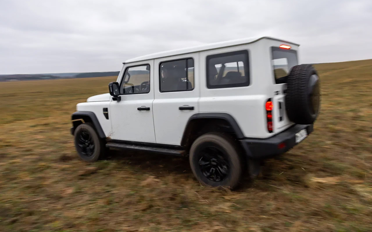 Для&nbsp;BAW 212 нет&nbsp;плохих дорог. Ему не важно, что под колесами &mdash; гравийка, грязь по колено или поле. Оффроуд в любом виде &mdash; вот его стихия