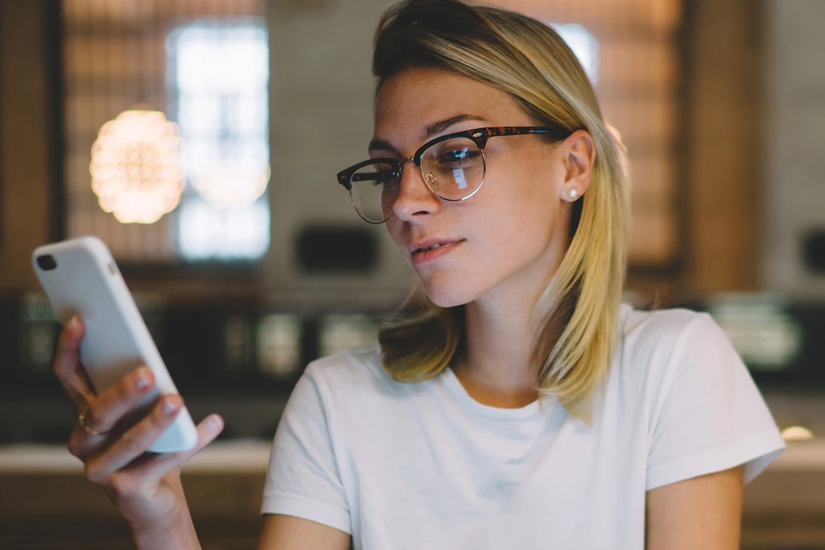 Как зумеры используют нейросети. Почему ИИ — второй друг, а не инструмент