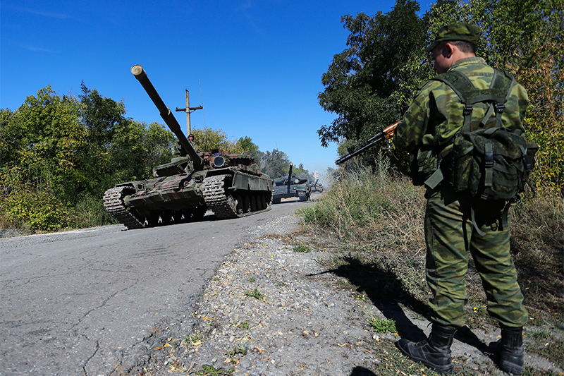 Военнослужащие Луганской народной республики во время отвода вооружений калибра до 100 мм от линии соприкосновения в районе поселка Александровск