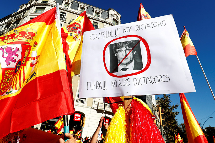 Надпись на плакате рядом с фотографией главы Каталонии Пучдемона: &laquo;Вон. Нет диктаторам&raquo;