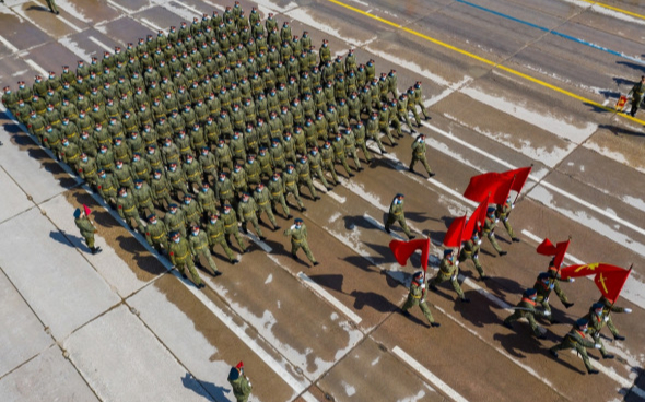 Военные провели в Подмосковье репетицию парада с участием пеших расчетов