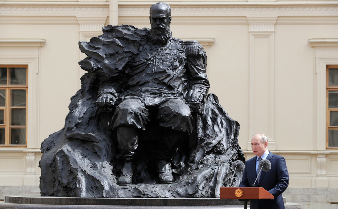 Путин поучаствовал в церемонии открытия памятника Александру III