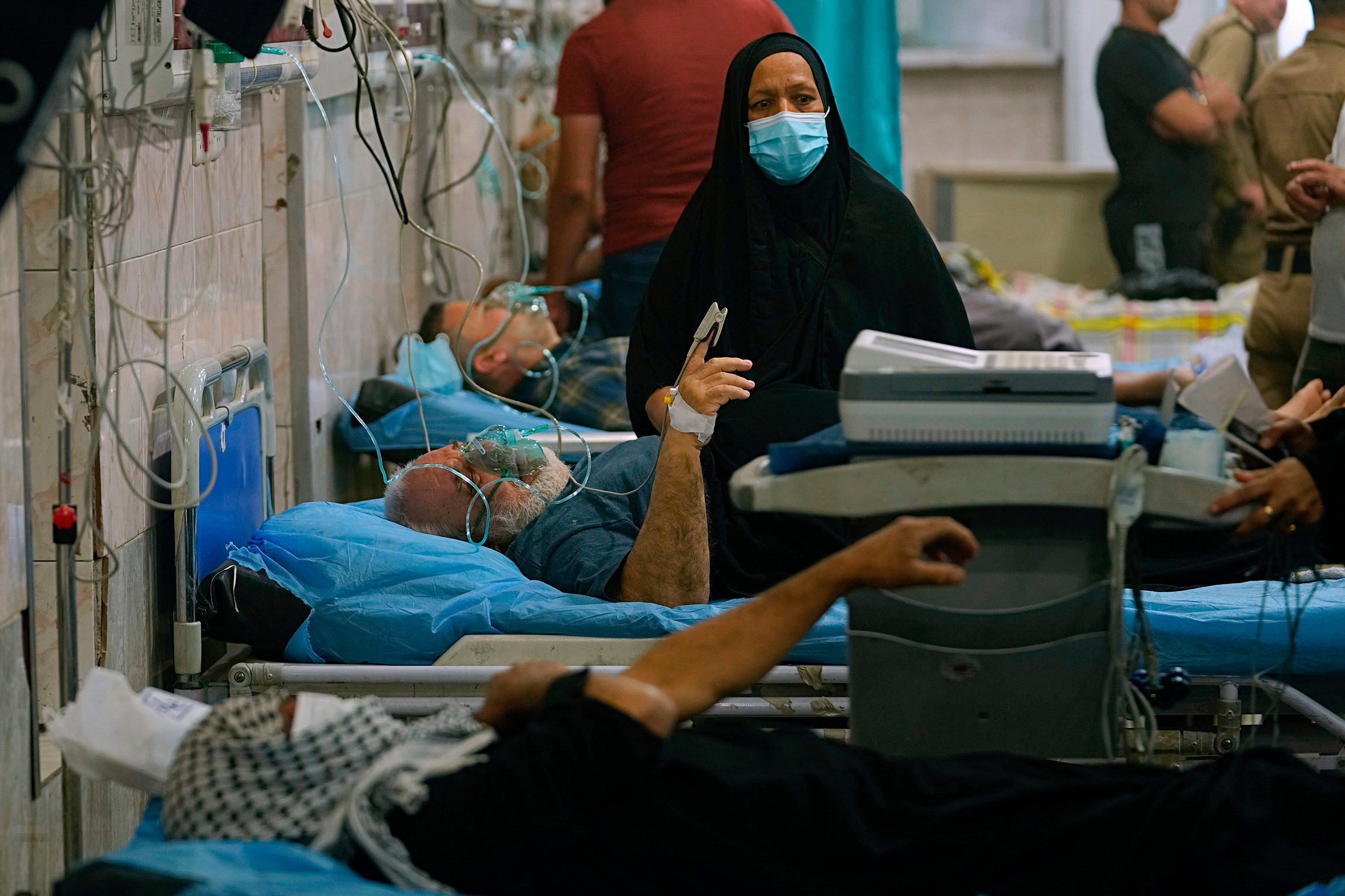 На фото: больница в Багдаде, Ирак, 23 мая 2022 года.

Врачи объясняли, что пыль и песок, разносимые ветром, влияют не только на видимость, но и на здоровье граждан. Во время подобных катаклизмов&nbsp;многие пациенты обращаются за медицинской помощью по поводу респираторных заболеваний. Особой опасности подвержены беременные женщины, дети, пожилые люди и те, кто работает на открытом воздухе. Крупные частицы пыли могут раздражать слизистые и вызывать аллергические реакции. Также ухудшение состояния заметно у пациентов с хроническими заболеваниями сердечно-сосудистой системы, легких, с астмой