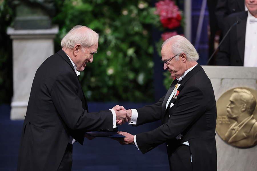Доктор Джон Клаузер получает Нобелевскую премию по физике 2022 года от короля Швеции Карла XVI Густава