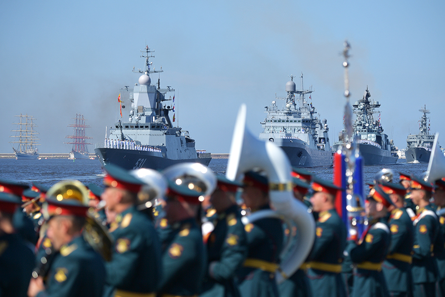 Корабли на параде, посвященном Дню ВМФ, в акватории Финского залива в Кронштадте.