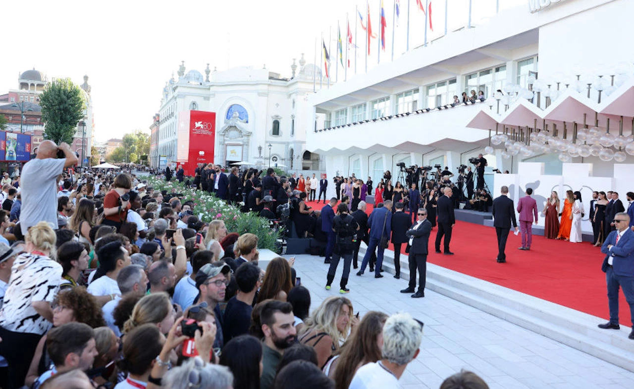 <p>Гости и поклонники у красной дорожки в ожидании главных героев церемонии закрытия 80-го Венецианского кинофестиваля</p>