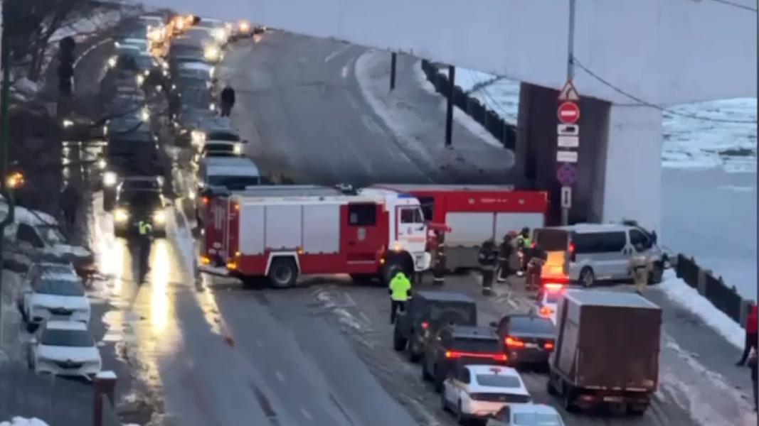 В Москве микроавтобус протаранил ограждение и чуть не упал в реку. Видео