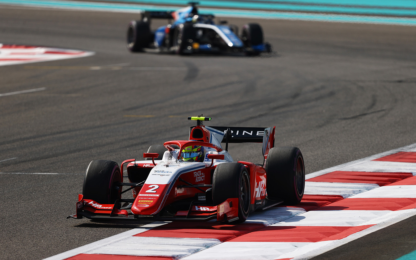 Оскар Пиастри из команды Prema Racing (2) участвует в основной гонке 8-го этапа чемпионата «Формулы-2» на трассе Яс-Марина 12 декабря 2021 года в Абу-Даби, Объединенные Арабские Эмираты