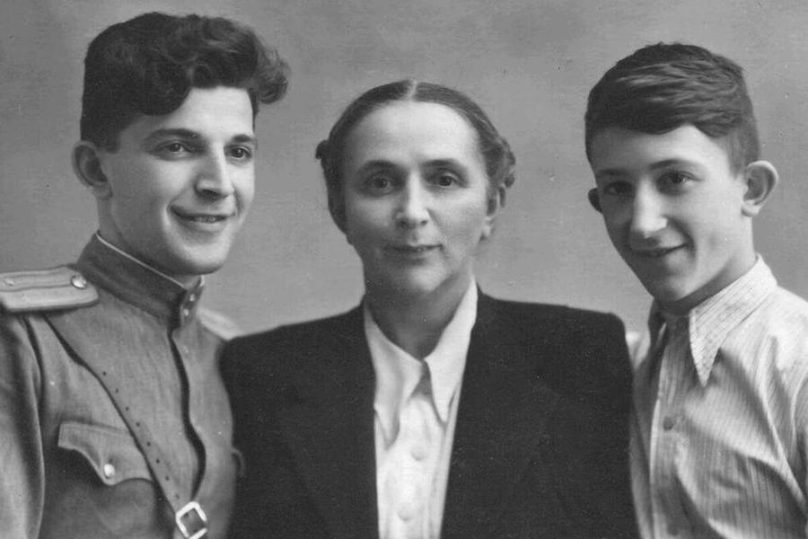 Аркадий и Борис Стругацкие с матерью, 28 августа 1948 года